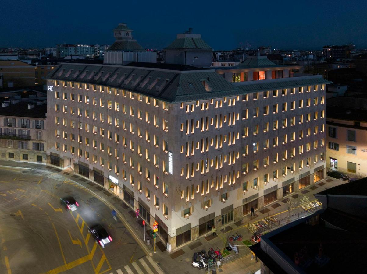 Radisson Collection Hotel, Santa Sofia ميلان المظهر الخارجي الصورة The hotel at night
