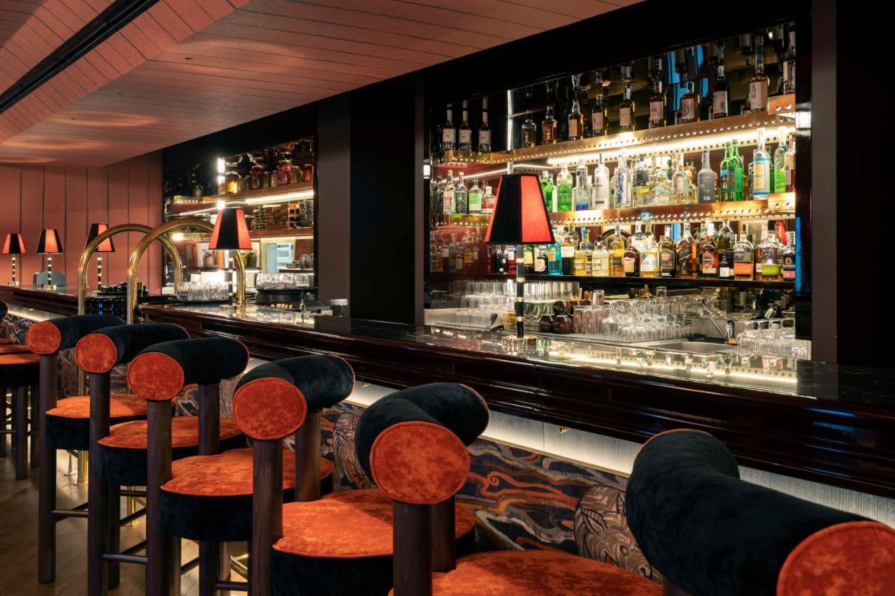 Radisson Collection Hotel, Santa Sofia ميلان المظهر الخارجي الصورة The bar at the London Edition