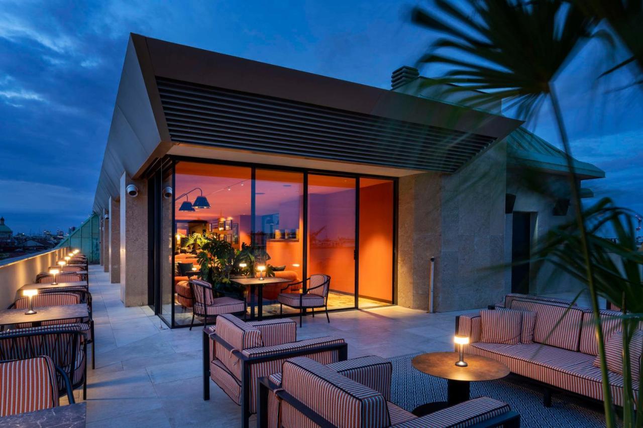 Radisson Collection Hotel, Santa Sofia ميلان المظهر الخارجي الصورة The rooftop bar at the hotel