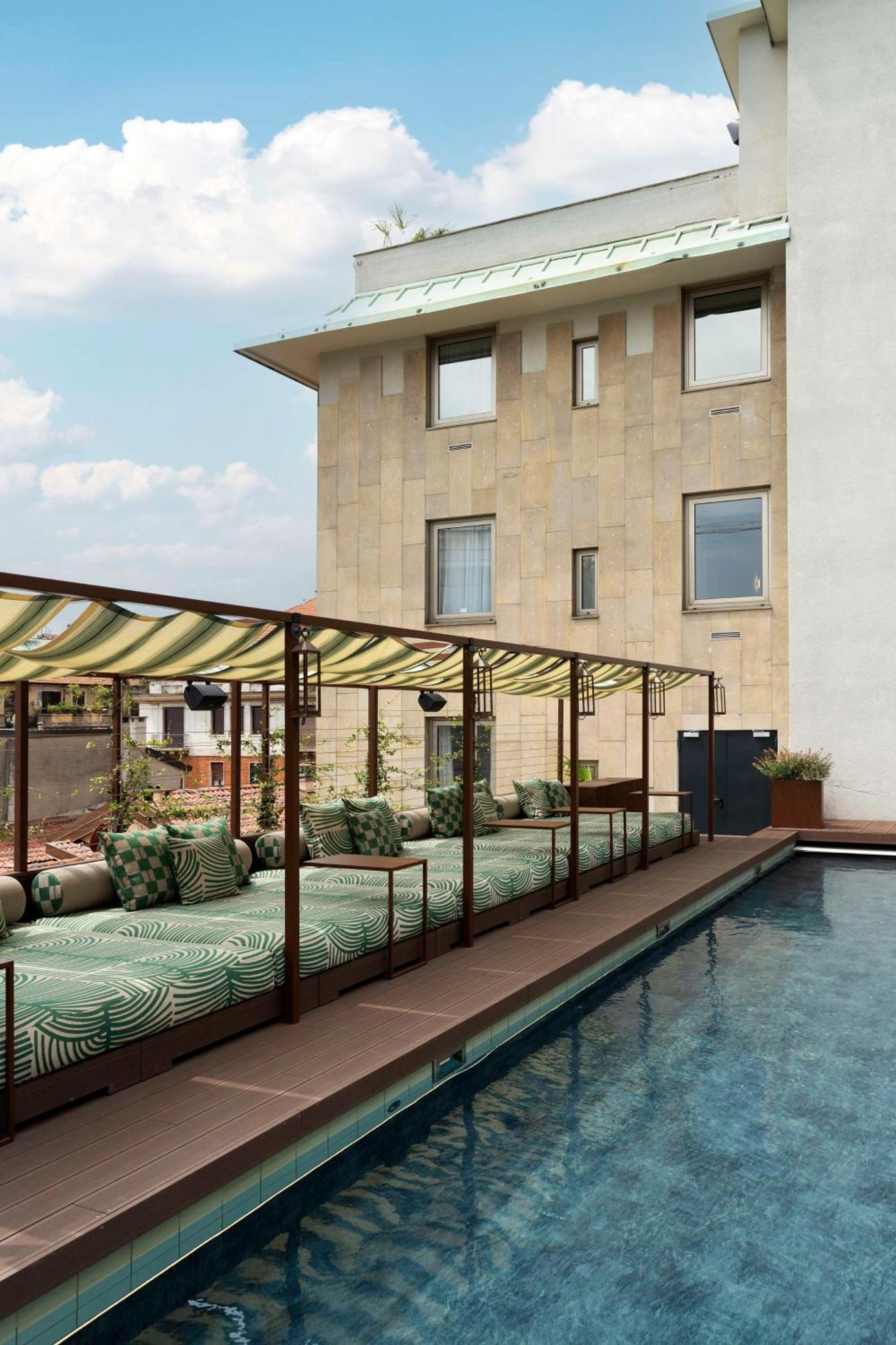 Radisson Collection Hotel, Santa Sofia ميلان المظهر الخارجي الصورة The rooftop pool at the Mandarin Oriental, Munich