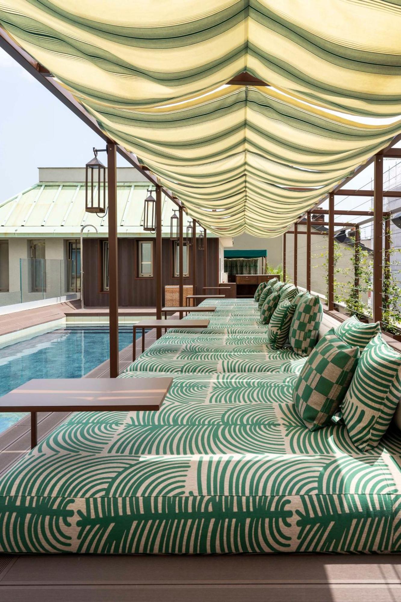 Radisson Collection Hotel, Santa Sofia ميلان المظهر الخارجي الصورة The rooftop pool at the Mandarin Oriental, Paris