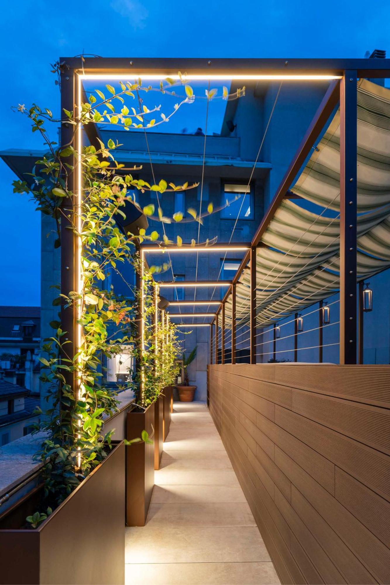 Radisson Collection Hotel, Santa Sofia ميلان المظهر الخارجي الصورة The rooftop garden at the hotel
