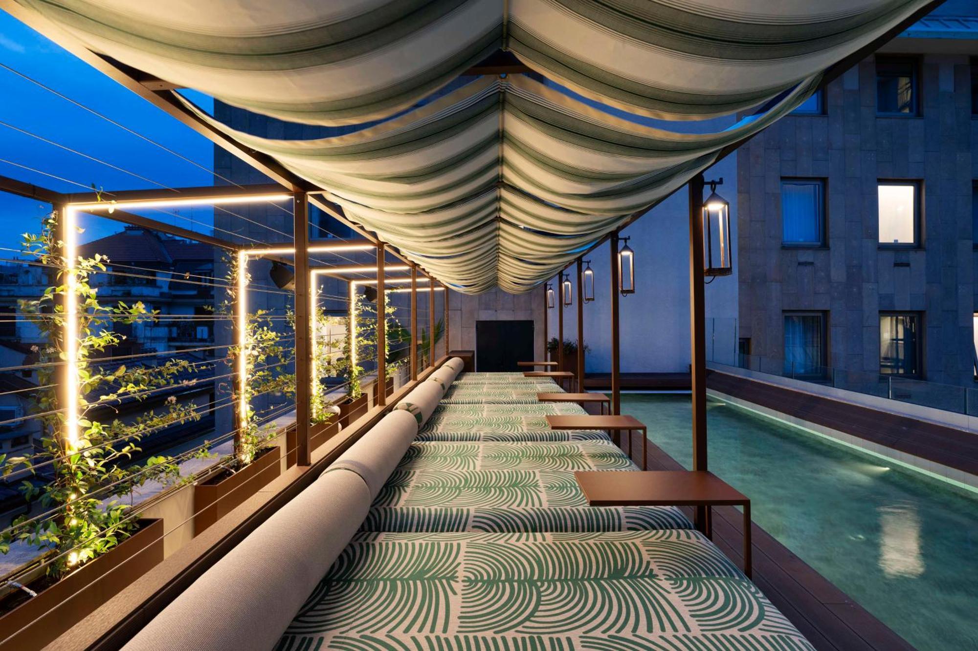 Radisson Collection Hotel, Santa Sofia ميلان المظهر الخارجي الصورة The rooftop pool at the hotel
